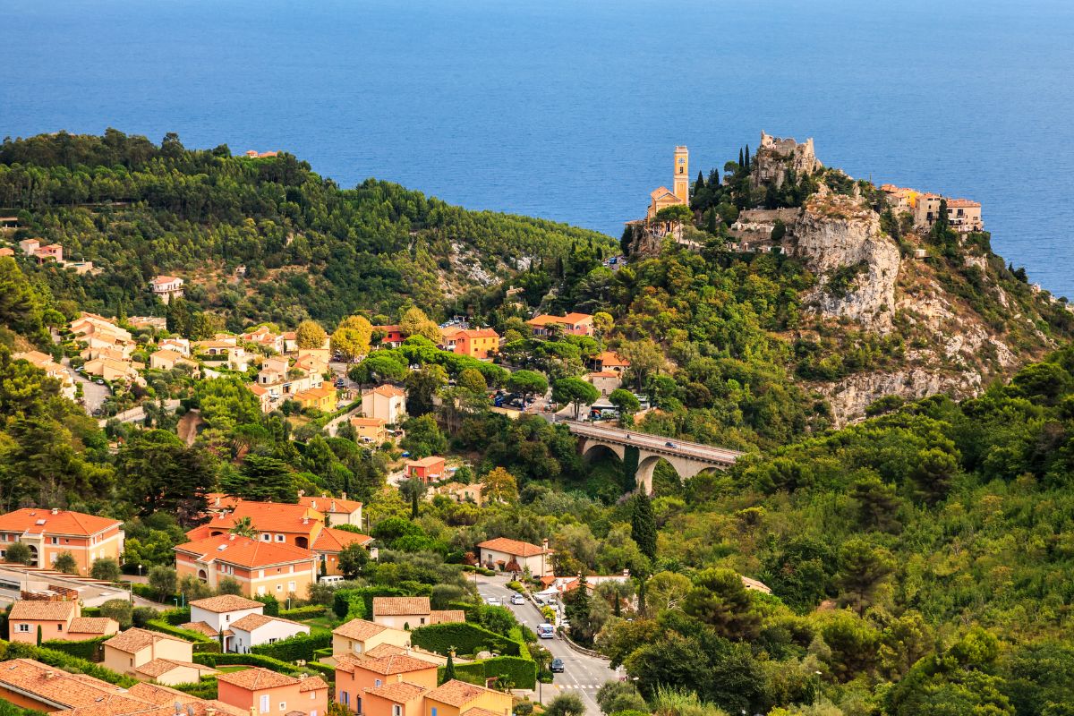 Ville bord de mer en méditérannée