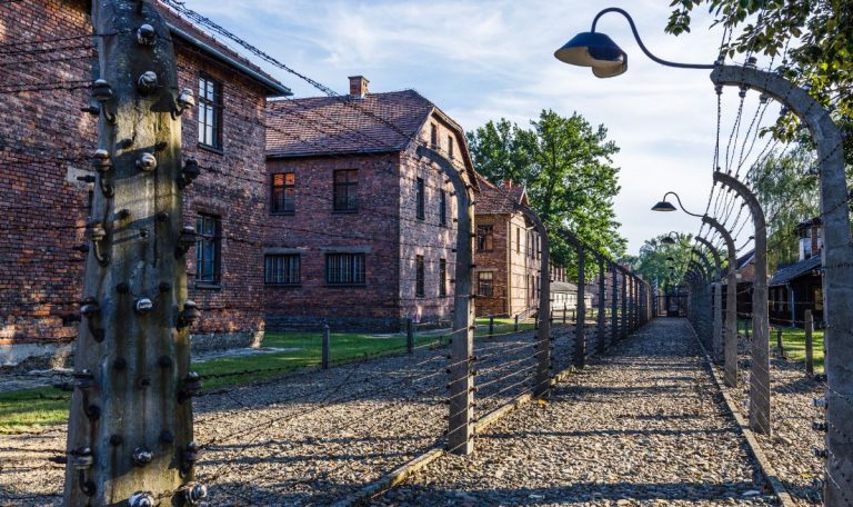 Visiter Auschwitz : Le Guide pour voyager et découvrir ce lieu emblématique !