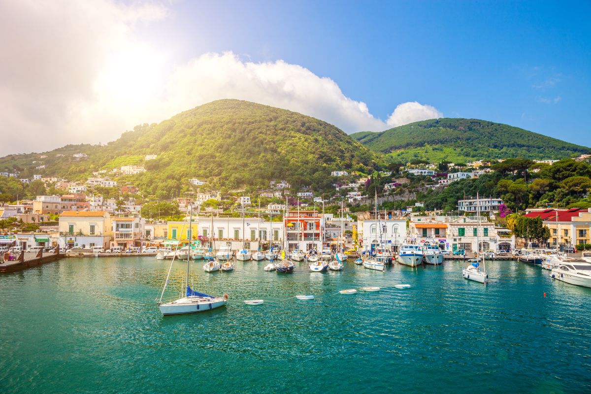 Pourquoi partir visiter Ischia : 7 bonnes raisons en 2024