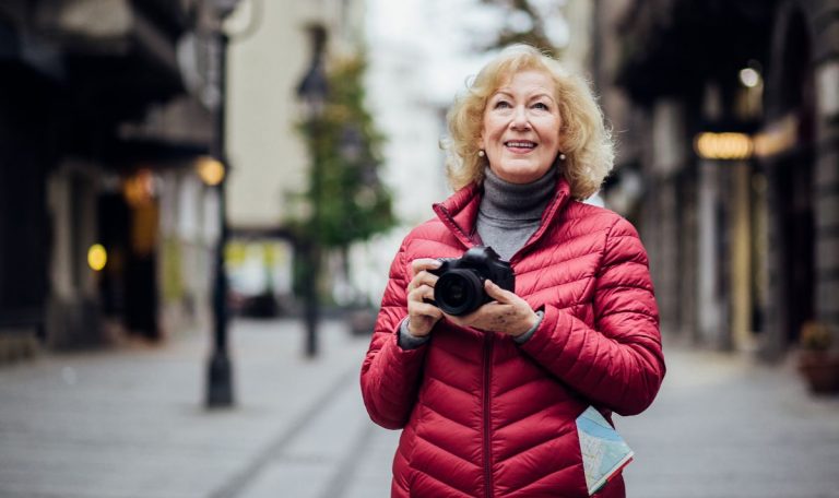 Les meilleures destinations pour des voyages organisés pour personnes seules 70 ans