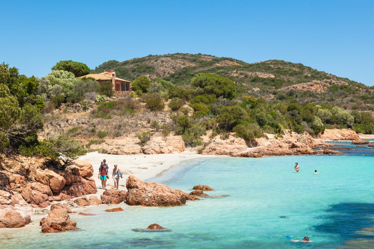 Avion ou bateau : Que choisir pour son séjour en Corse ?