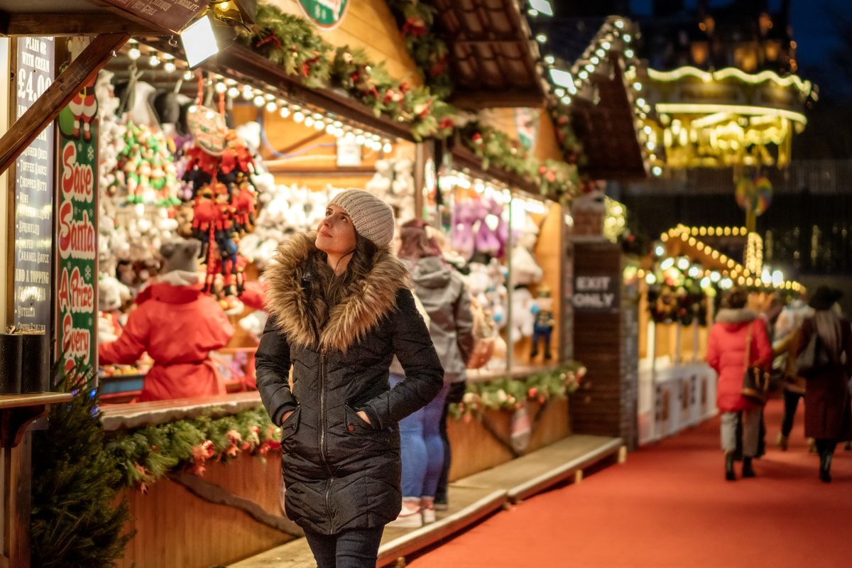 L'hiver approche, et avec lui la magie des fêtes de fin d'année. Parmi les trésors de cette saison enchantée, les marchés de Noël de la Drôme se démarquent par leur charme unique. Nichés dans des décors pittoresques, ces rendez-vous féeriques promettent une expérience inoubliable pour tous les sens. Préparez-vous à un véritable voyage au cœur des plaisirs hivernaux, où chaque stand vous invite à la découverte et à l'émerveillement.