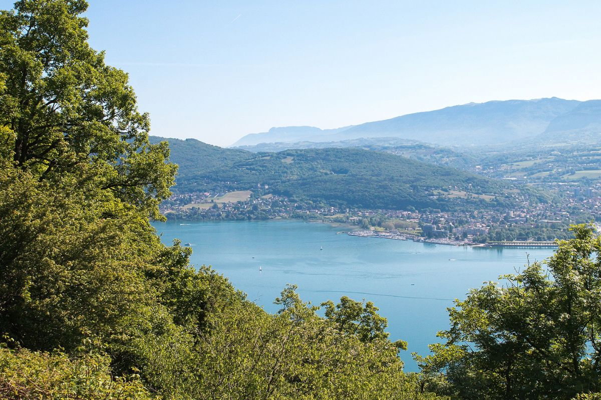 Annecy ou Aix-les-bains : Que faut-il choisir ?