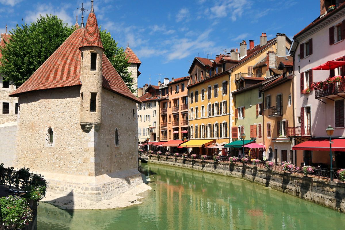 Annecy ou Aix-les-bains : Que faut-il choisir ?