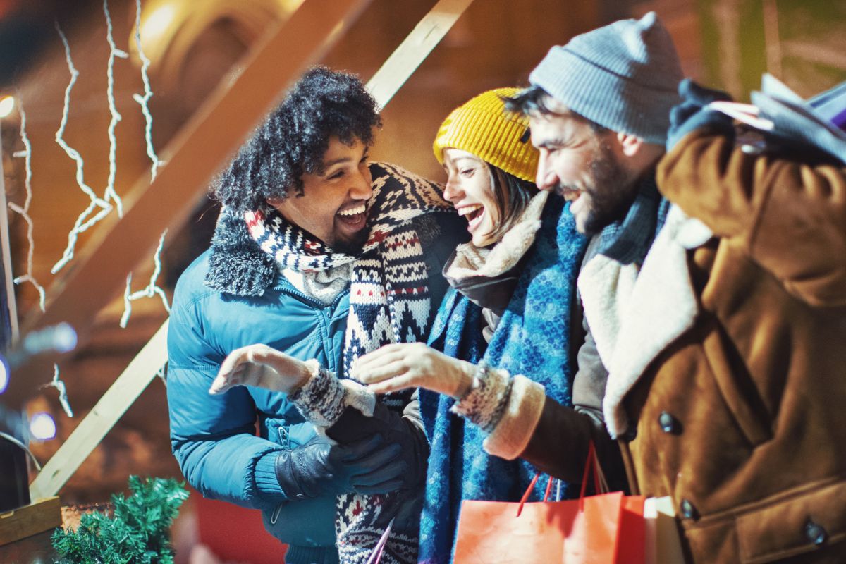 L'hiver approche, et avec lui la magie des fêtes de fin d'année. Parmi les trésors de cette saison enchantée, les marchés de Noël de la Drôme se démarquent par leur charme unique. Nichés dans des décors pittoresques, ces rendez-vous féeriques promettent une expérience inoubliable pour tous les sens. Préparez-vous à un véritable voyage au cœur des plaisirs hivernaux, où chaque stand vous invite à la découverte et à l'émerveillement.