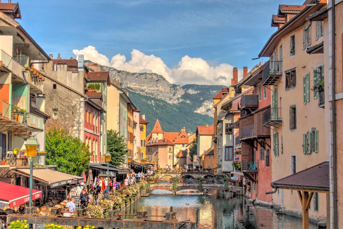 Annecy ou Aix-les-bains : Que faut-il choisir ?