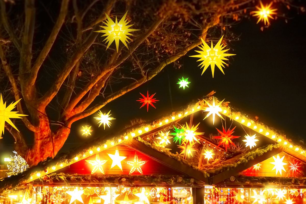 L'hiver approche, et avec lui la magie des fêtes de fin d'année. Parmi les trésors de cette saison enchantée, les marchés de Noël de la Drôme se démarquent par leur charme unique. Nichés dans des décors pittoresques, ces rendez-vous féeriques promettent une expérience inoubliable pour tous les sens. Préparez-vous à un véritable voyage au cœur des plaisirs hivernaux, où chaque stand vous invite à la découverte et à l'émerveillement.