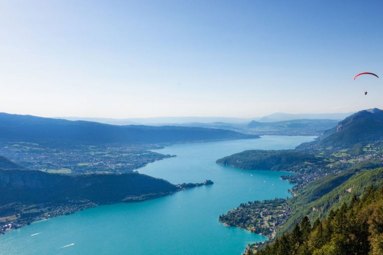 Annecy ou Aix-les-bains : Que faut-il choisir ?