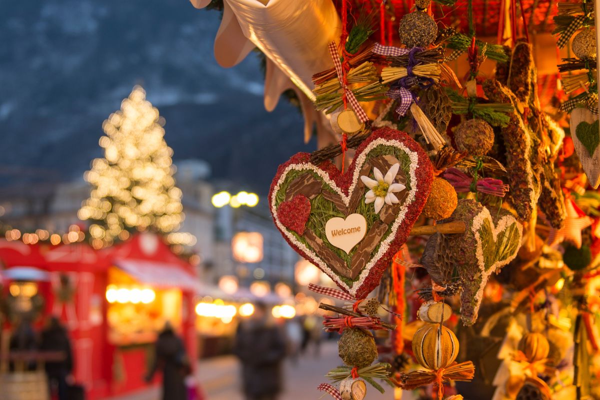 L'hiver approche, et avec lui la magie des fêtes de fin d'année. Parmi les trésors de cette saison enchantée, les marchés de Noël de la Drôme se démarquent par leur charme unique. Nichés dans des décors pittoresques, ces rendez-vous féeriques promettent une expérience inoubliable pour tous les sens. Préparez-vous à un véritable voyage au cœur des plaisirs hivernaux, où chaque stand vous invite à la découverte et à l'émerveillement.