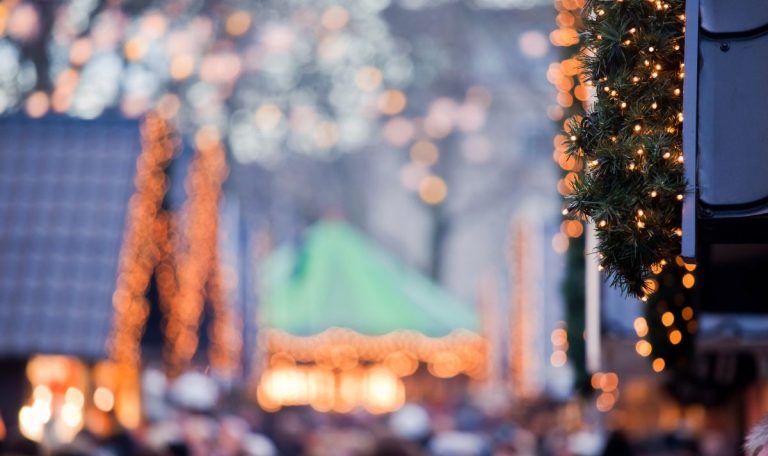 L'hiver approche, et avec lui la magie des fêtes de fin d'année. Parmi les trésors de cette saison enchantée, les marchés de Noël de la Drôme se démarquent par leur charme unique. Nichés dans des décors pittoresques, ces rendez-vous féeriques promettent une expérience inoubliable pour tous les sens. Préparez-vous à un véritable voyage au cœur des plaisirs hivernaux, où chaque stand vous invite à la découverte et à l'émerveillement.