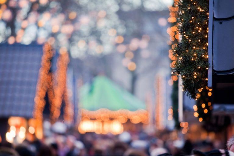 L'hiver approche, et avec lui la magie des fêtes de fin d'année. Parmi les trésors de cette saison enchantée, les marchés de Noël de la Drôme se démarquent par leur charme unique. Nichés dans des décors pittoresques, ces rendez-vous féeriques promettent une expérience inoubliable pour tous les sens. Préparez-vous à un véritable voyage au cœur des plaisirs hivernaux, où chaque stand vous invite à la découverte et à l'émerveillement.