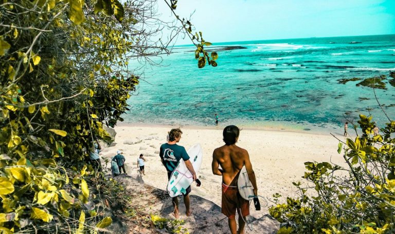 Top 10 des meilleurs spots de Surf à Bali en 2025