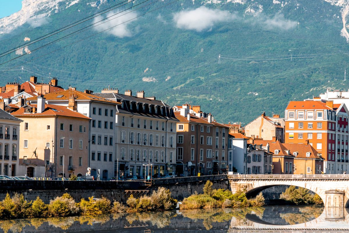 Les 10 villes où il pleut le plus en France en 2025