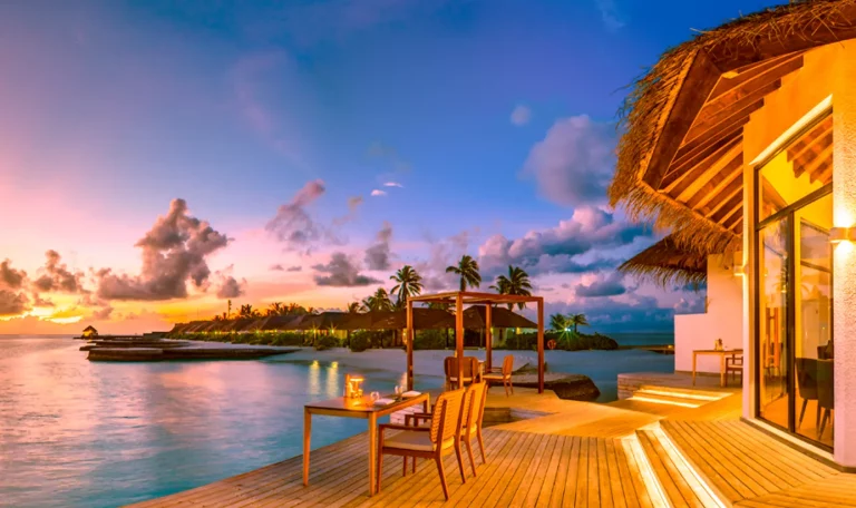 Situé au cœur de l’atoll Vaavu, le Nooemaldives Kunaavashi est un petit coin de paradis éloigné du tumulte. Accessible par un vol en hydravion offrant une vue spectaculaire, l’établissement est une véritable invitation à l’évasion. Profitez des eaux cristallines pour explorer les fonds marins et rencontrer les raies mantas et poissons multicolores. Participez à des excursions en bateau pour admirer le coucher de soleil ou partez visiter des îles locales pour une immersion dans la culture maldivienne. Canoës, paddle, snorkeling… chaque instant ici est l'occasion de s'émerveiller face à la beauté naturelle environnante et de s’imprégner de cette atmosphère hors du temps. NOOE Maldives Kunaavashi 5*